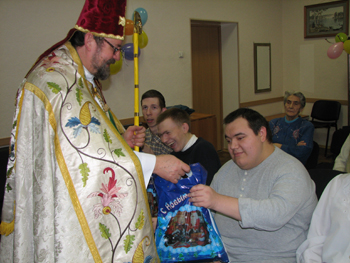 Подарки от св. Николая принес о. Евгений в Общество детей-инвалидов в Красноярске